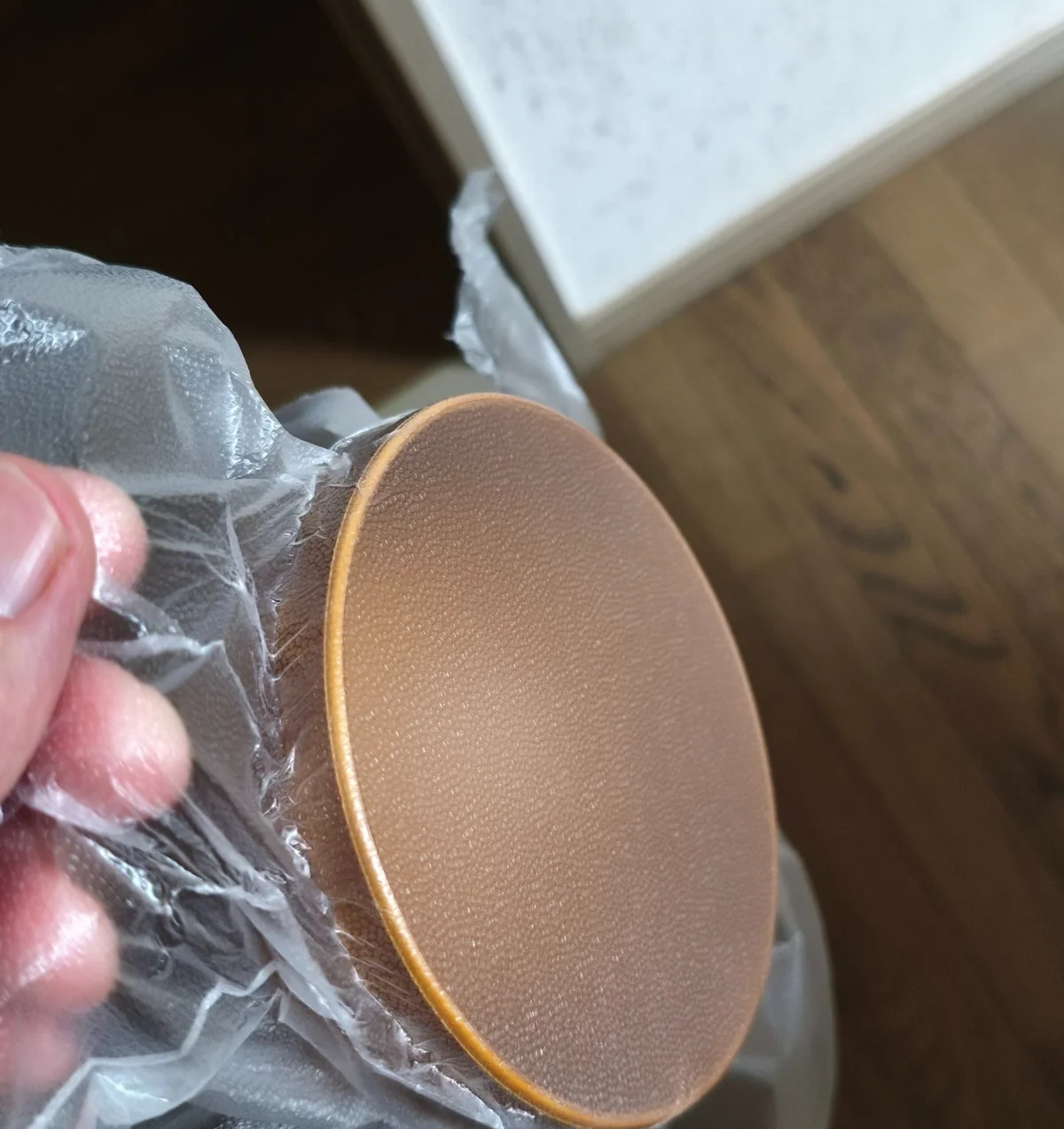 茶色い茶碗の縁にプレスンシールが付いている様子