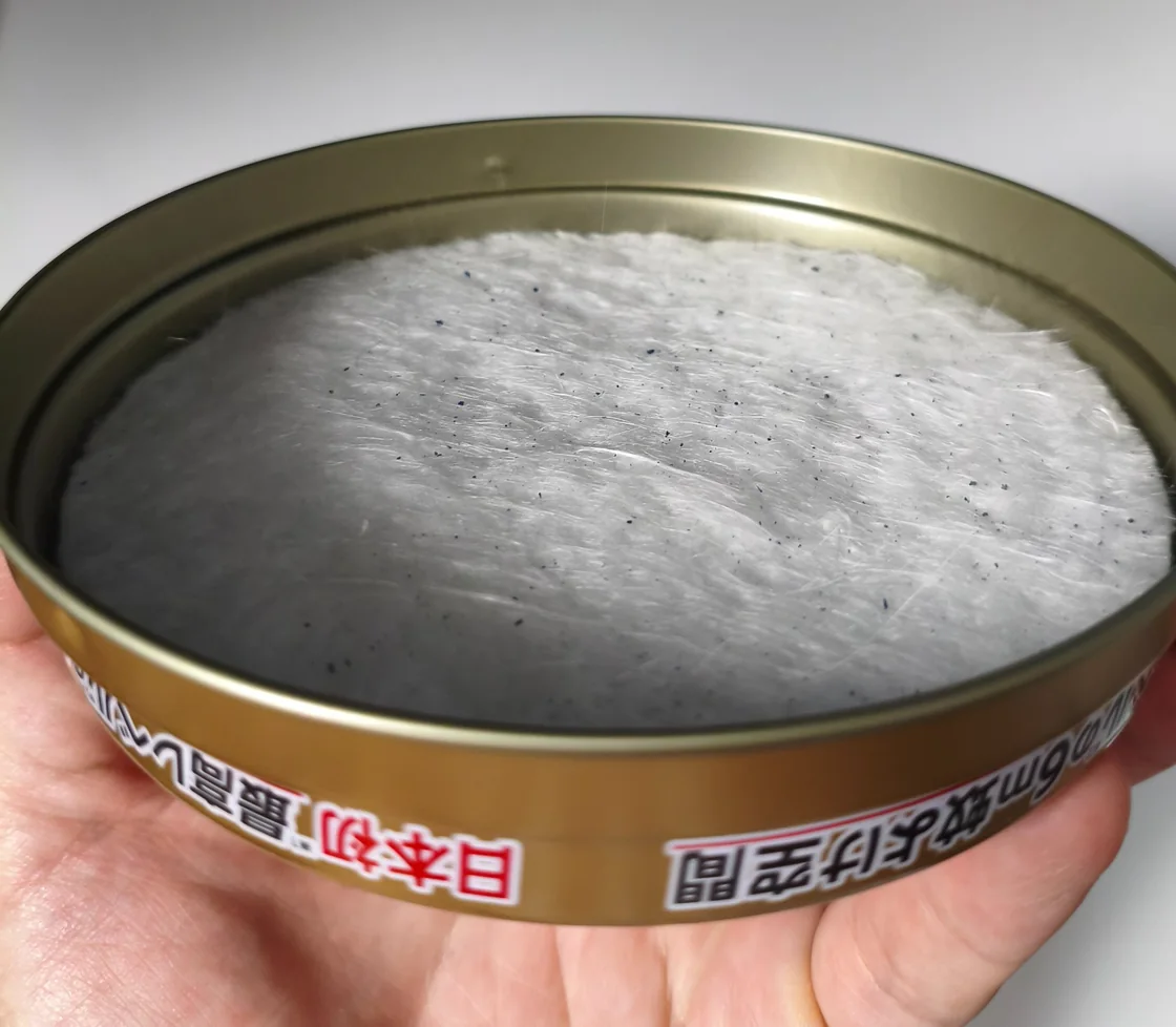 白いマットが付いた蚊取り線香の缶のフタの内側