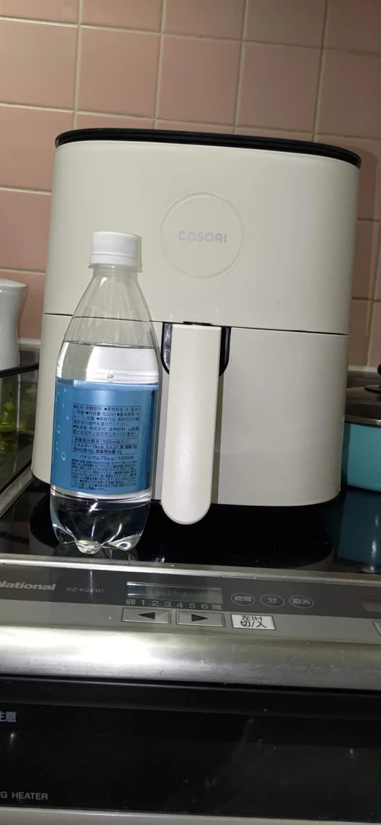500mLのペットボトルを前に置いたCOSORI 4.7L本体の2023年の写真。IH上の配置は推奨しない
