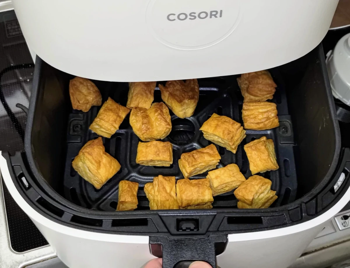 COSORI 4.7Lのバスケットに小さく切って焼いたパイが並ぶ2023年の写真