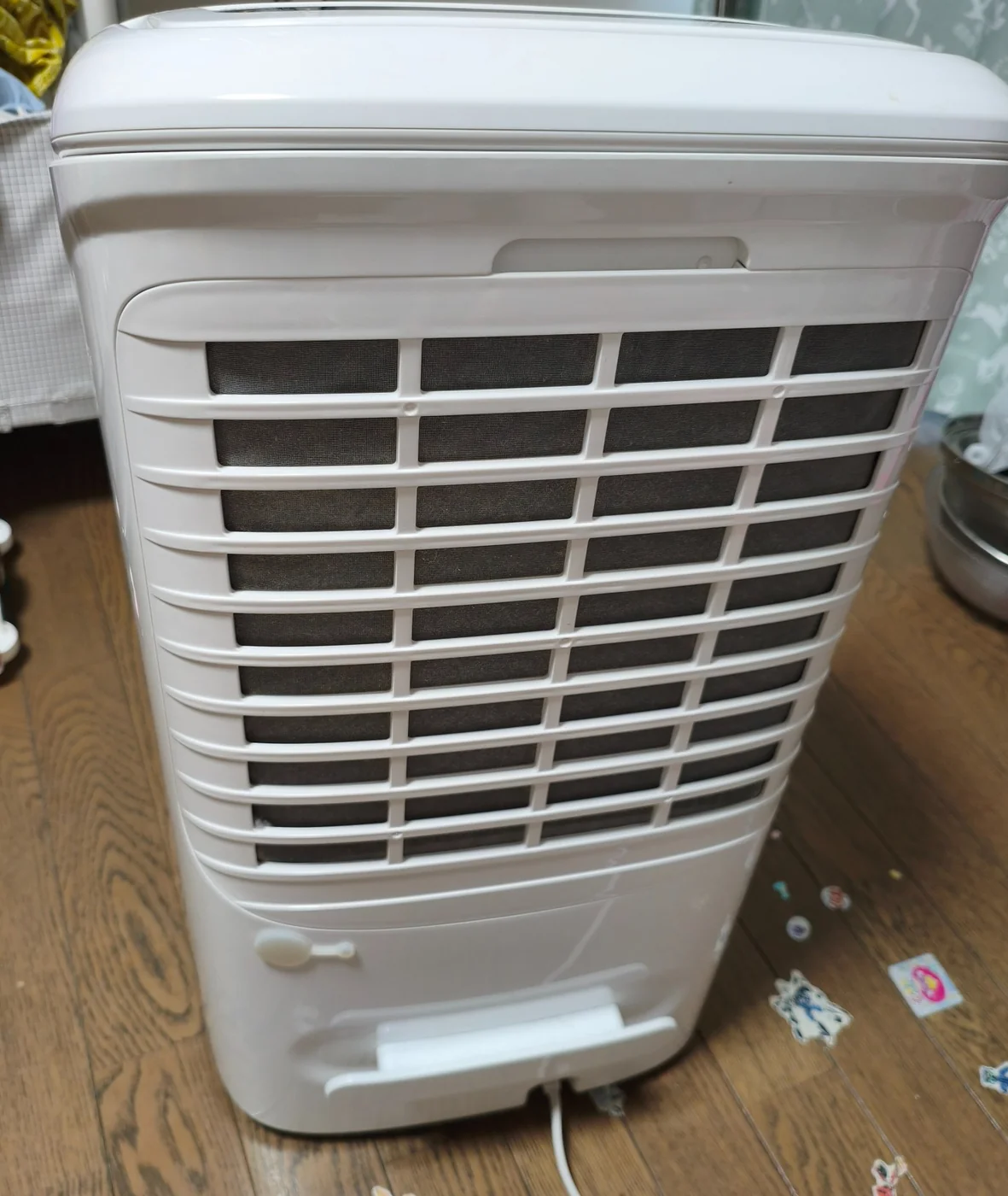 DCE-120の背面。格子状の吸気口カバーがある。
