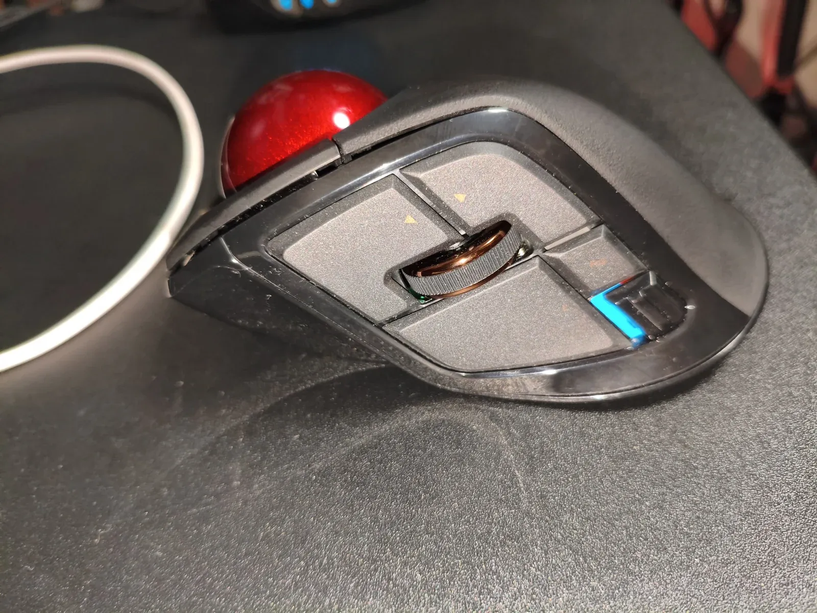DEFT PROの側面にあるホイールとボタン