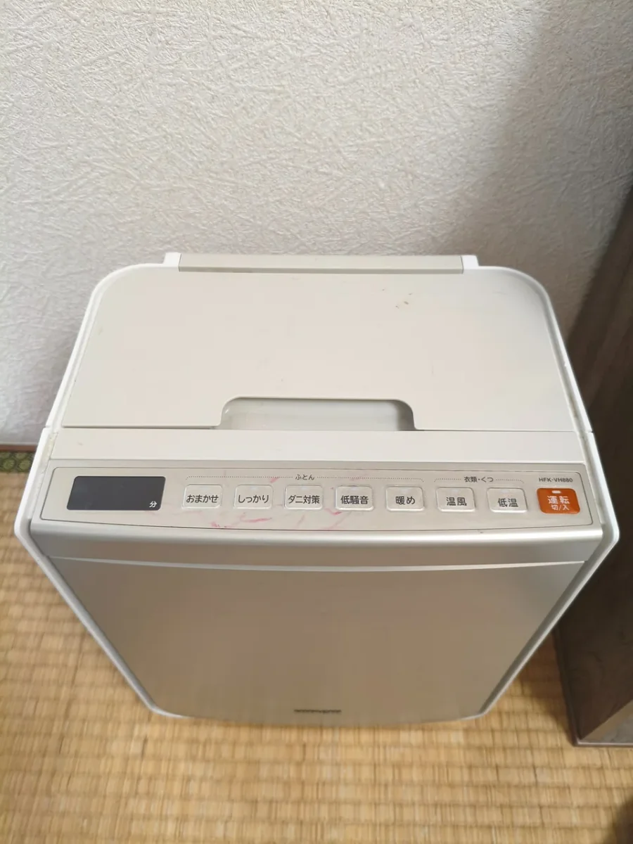 HFK-VH880の操作部。暖め、低騒音、ダニ対策などのボタン