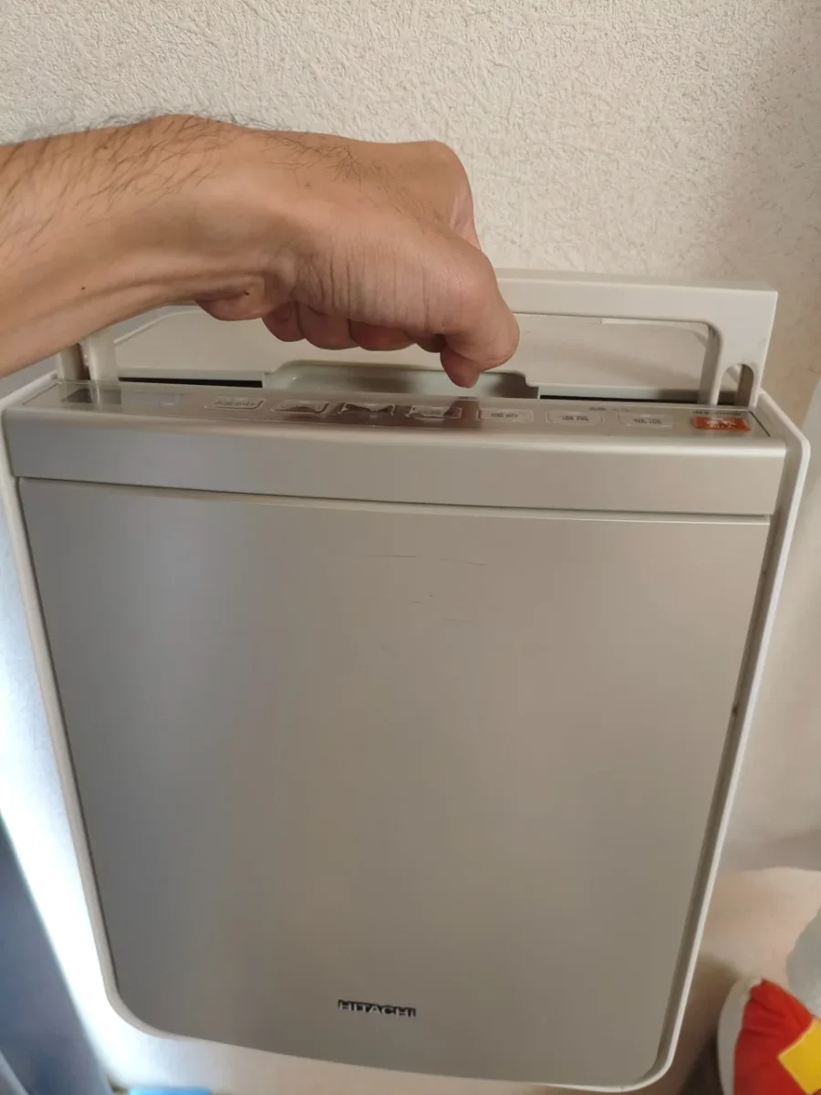 HFK-VH880の持ち手を筆者が握っている様子