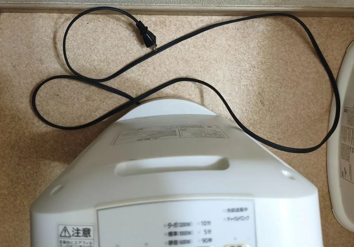 JCH-12TDSW1の背面側と電源コード。コンセントから外れたプラグも写っている。