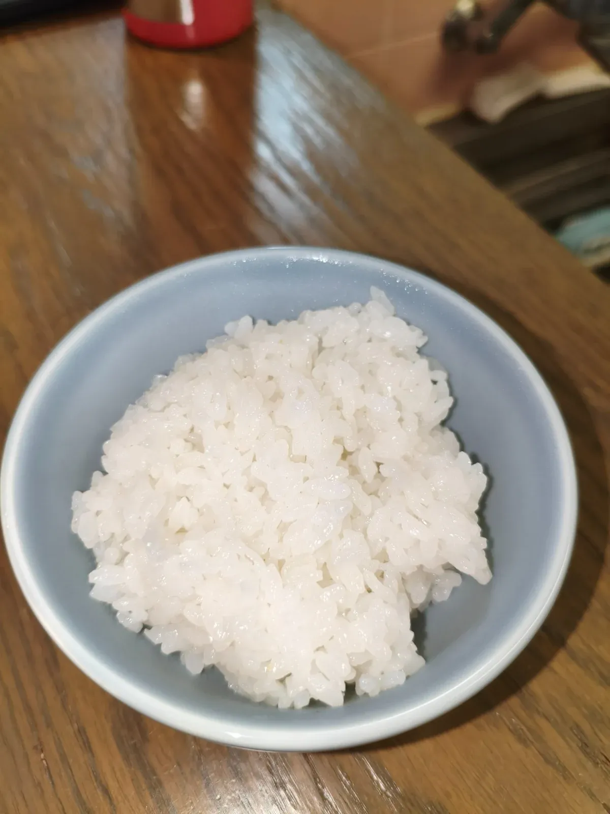 炊きたてのご飯を青い茶碗によそった様子
