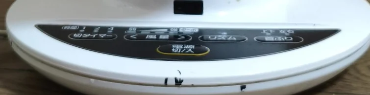 PCF-SC15Tの台座にある電源、首ふり、風量などの操作ボタン