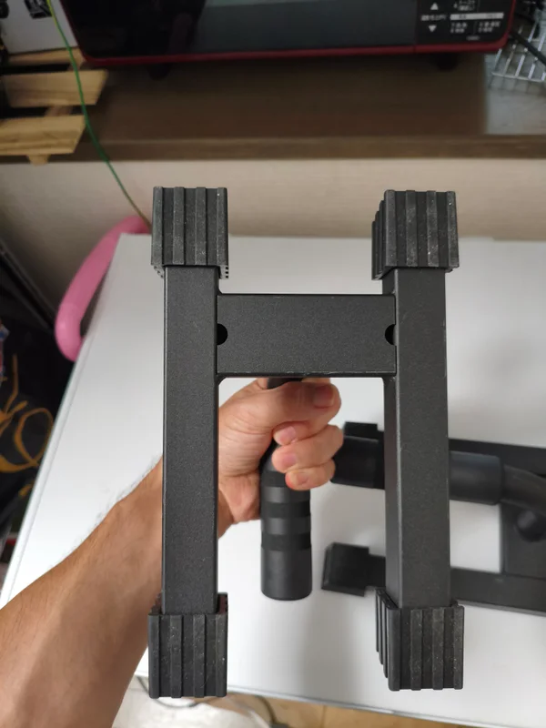 プッシュアップバーの底面。四隅の溝が入ったパーツとフレームが見える