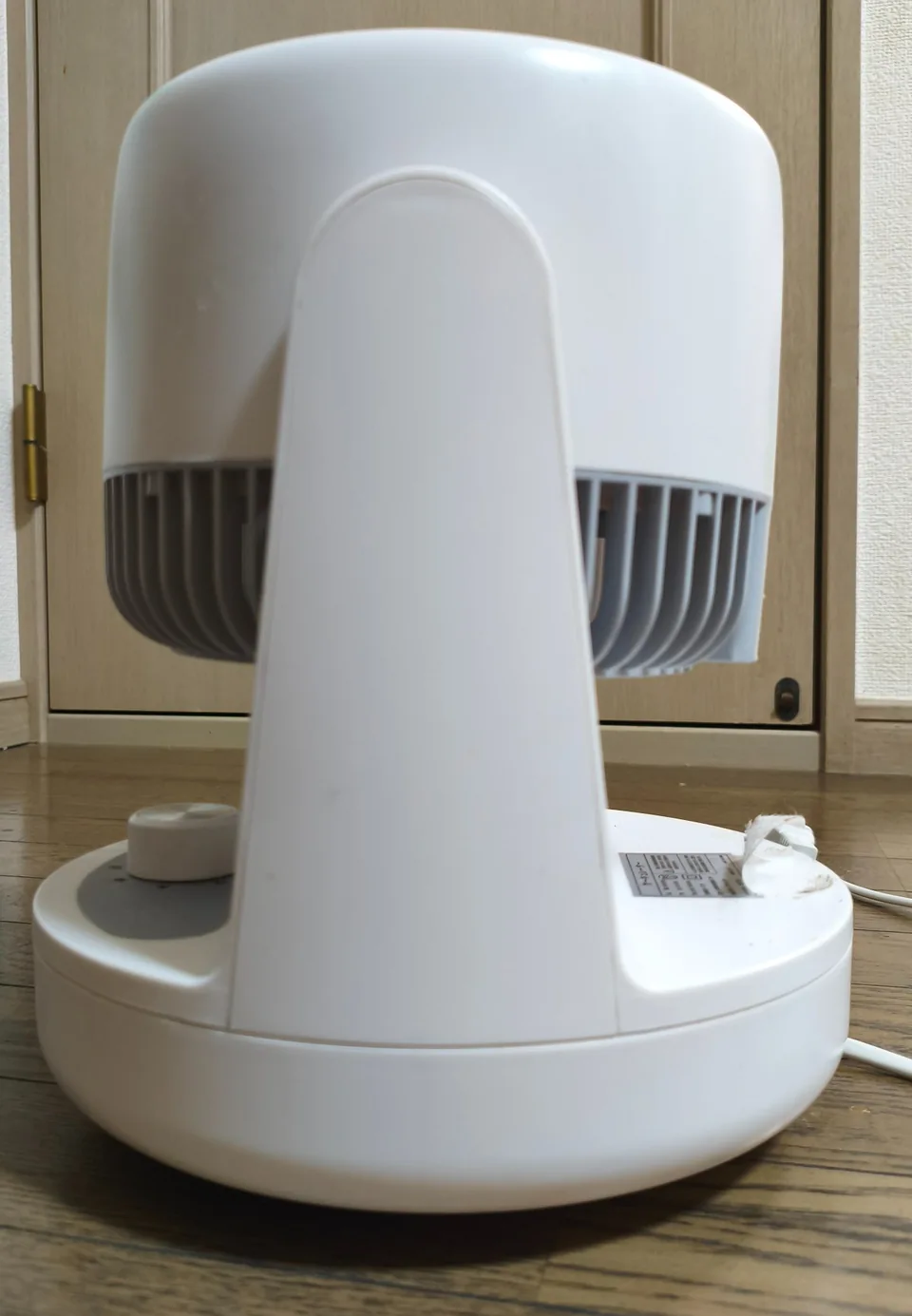 XR-IFU06の送風部が上を向いた状態を横から撮影した写真